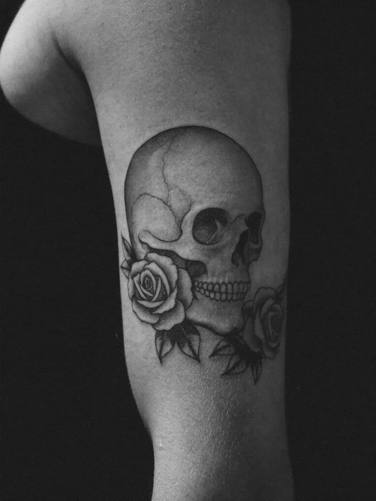 Sugar skull with roses on the upper arm